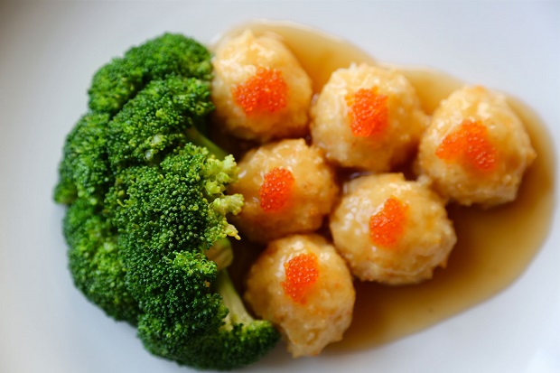 Pan seared scallop topped with minced prawns in superior sauce 