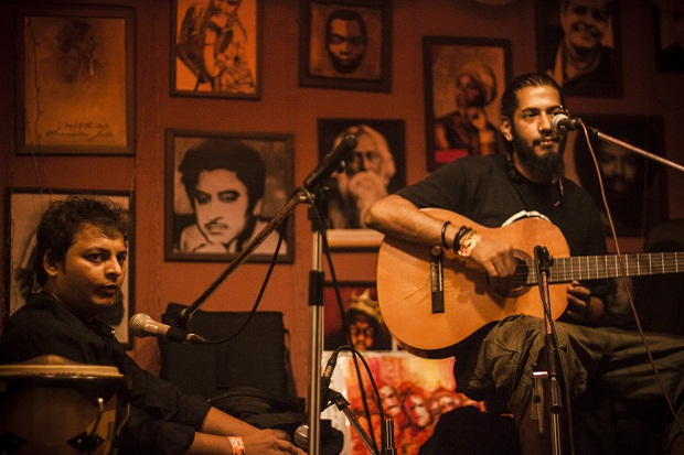 Eada Bawa (on right) during an acoustic set